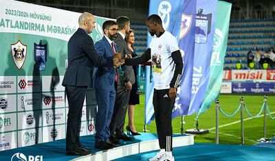 “Qarabağ”ın futbolçuları AFFA prezidentindən mükafat alarkən…