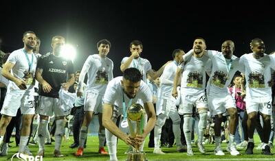 “Qarabağ”ın futbolçuları AFFA prezidentindən mükafat alarkən…