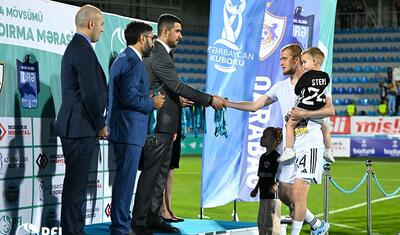 “Qarabağ”ın futbolçuları AFFA prezidentindən mükafat alarkən…