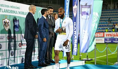 “Qarabağ”ın futbolçuları AFFA prezidentindən mükafat alarkən…