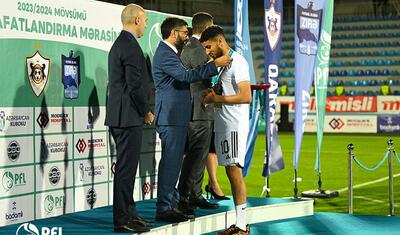 “Qarabağ”ın futbolçuları AFFA prezidentindən mükafat alarkən…