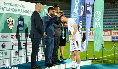 “Qarabağ”ın futbolçuları AFFA prezidentindən mükafat alarkən…