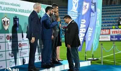 “Qarabağ”ın futbolçuları AFFA prezidentindən mükafat alarkən…