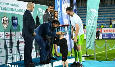“Qarabağ”ın futbolçuları AFFA prezidentindən mükafat alarkən…
