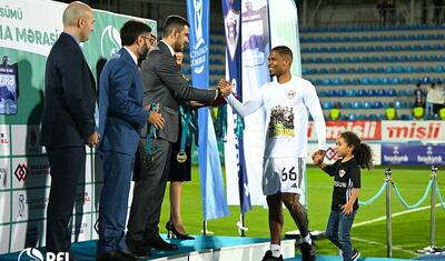 “Qarabağ”ın futbolçuları AFFA prezidentindən mükafat alarkən…