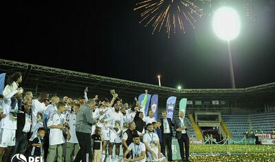 “Qarabağ”ın futbolçuları AFFA prezidentindən mükafat alarkən…