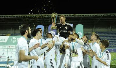“Qarabağ”ın futbolçuları AFFA prezidentindən mükafat alarkən…
