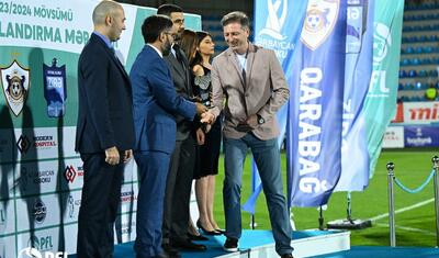 “Qarabağ”ın futbolçuları AFFA prezidentindən mükafat alarkən…