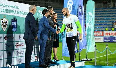 “Qarabağ”ın futbolçuları AFFA prezidentindən mükafat alarkən…