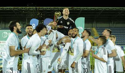“Qarabağ”ın futbolçuları AFFA prezidentindən mükafat alarkən…