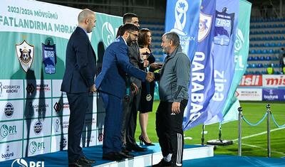 “Qarabağ”ın futbolçuları AFFA prezidentindən mükafat alarkən…