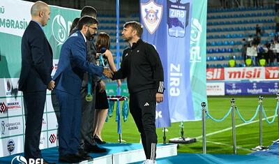 “Qarabağ”ın futbolçuları AFFA prezidentindən mükafat alarkən…