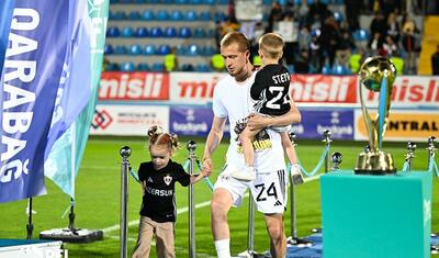 “Qarabağ”ın futbolçuları AFFA prezidentindən mükafat alarkən…