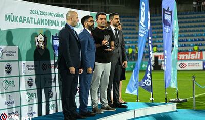 “Qarabağ”ın futbolçuları AFFA prezidentindən mükafat alarkən…