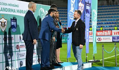“Qarabağ”ın futbolçuları AFFA prezidentindən mükafat alarkən…