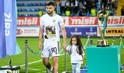 “Qarabağ”ın futbolçuları AFFA prezidentindən mükafat alarkən…