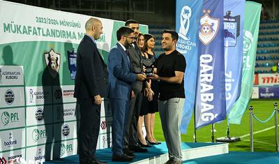 “Qarabağ”ın futbolçuları AFFA prezidentindən mükafat alarkən…