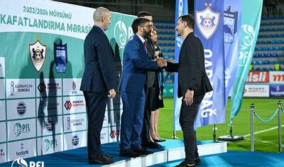 “Qarabağ”ın futbolçuları AFFA prezidentindən mükafat alarkən…