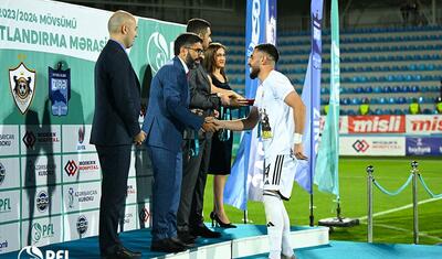 “Qarabağ”ın futbolçuları AFFA prezidentindən mükafat alarkən…