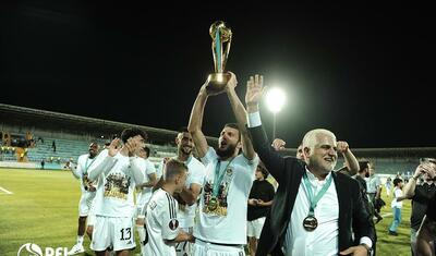 “Qarabağ”ın futbolçuları AFFA prezidentindən mükafat alarkən…