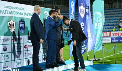 “Qarabağ”ın futbolçuları AFFA prezidentindən mükafat alarkən…