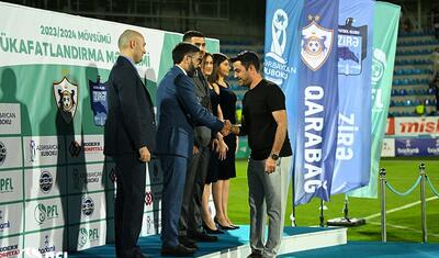 “Qarabağ”ın futbolçuları AFFA prezidentindən mükafat alarkən…