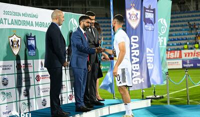 “Qarabağ”ın futbolçuları AFFA prezidentindən mükafat alarkən…