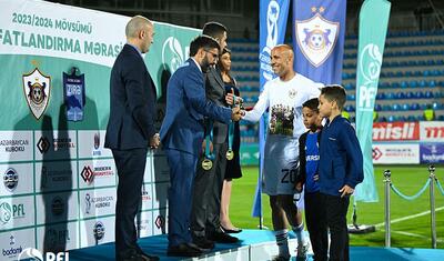“Qarabağ”ın futbolçuları AFFA prezidentindən mükafat alarkən…