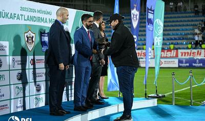 “Qarabağ”ın futbolçuları AFFA prezidentindən mükafat alarkən…
