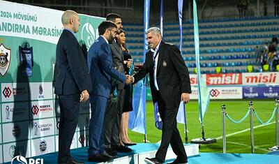 “Qarabağ”ın futbolçuları AFFA prezidentindən mükafat alarkən…