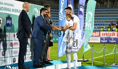 “Qarabağ”ın futbolçuları AFFA prezidentindən mükafat alarkən…