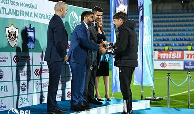 “Qarabağ”ın futbolçuları AFFA prezidentindən mükafat alarkən…