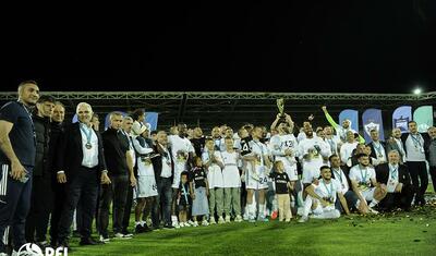 “Qarabağ”ın futbolçuları AFFA prezidentindən mükafat alarkən…
