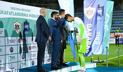 “Qarabağ”ın futbolçuları AFFA prezidentindən mükafat alarkən…
