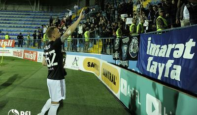 “Qarabağ”ın futbolçuları AFFA prezidentindən mükafat alarkən…