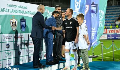 “Qarabağ”ın futbolçuları AFFA prezidentindən mükafat alarkən…