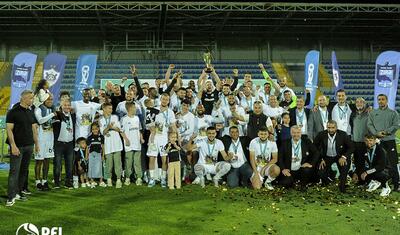 “Qarabağ”ın futbolçuları AFFA prezidentindən mükafat alarkən…
