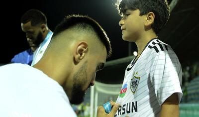 “Qarabağ”ın futbolçuları AFFA prezidentindən mükafat alarkən…
