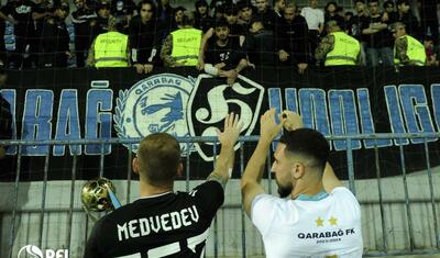 “Qarabağ”ın futbolçuları AFFA prezidentindən mükafat alarkən…