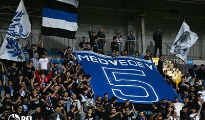 “Qarabağ”ın futbolçuları AFFA prezidentindən mükafat alarkən…