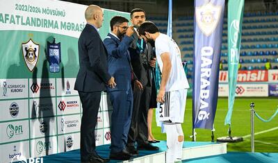 “Qarabağ”ın futbolçuları AFFA prezidentindən mükafat alarkən…