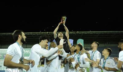 “Qarabağ”ın futbolçuları AFFA prezidentindən mükafat alarkən…