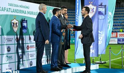 “Qarabağ”ın futbolçuları AFFA prezidentindən mükafat alarkən…