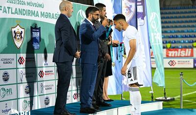 “Qarabağ”ın futbolçuları AFFA prezidentindən mükafat alarkən…