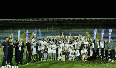 “Qarabağ”ın futbolçuları AFFA prezidentindən mükafat alarkən…