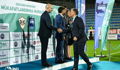 “Qarabağ”ın futbolçuları AFFA prezidentindən mükafat alarkən…