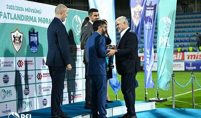 “Qarabağ”ın futbolçuları AFFA prezidentindən mükafat alarkən…