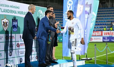 “Qarabağ”ın futbolçuları AFFA prezidentindən mükafat alarkən…