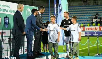 “Qarabağ”ın futbolçuları AFFA prezidentindən mükafat alarkən…