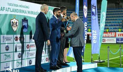 “Qarabağ”ın futbolçuları AFFA prezidentindən mükafat alarkən…
